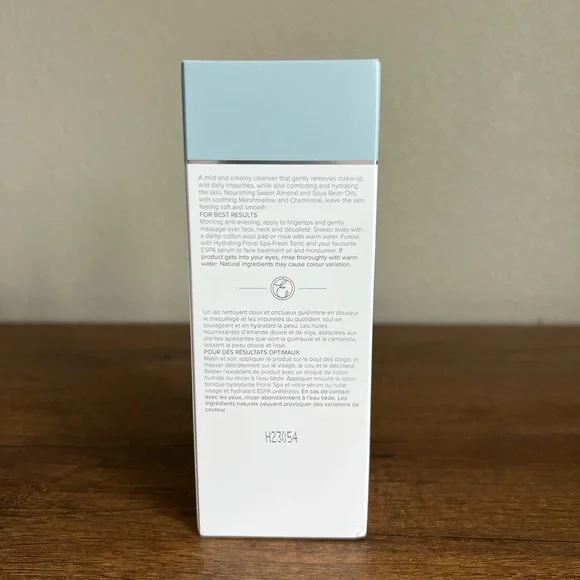ESPA Hydrating Cleansing Milk. Scent Almond. - Picture 6 of 7